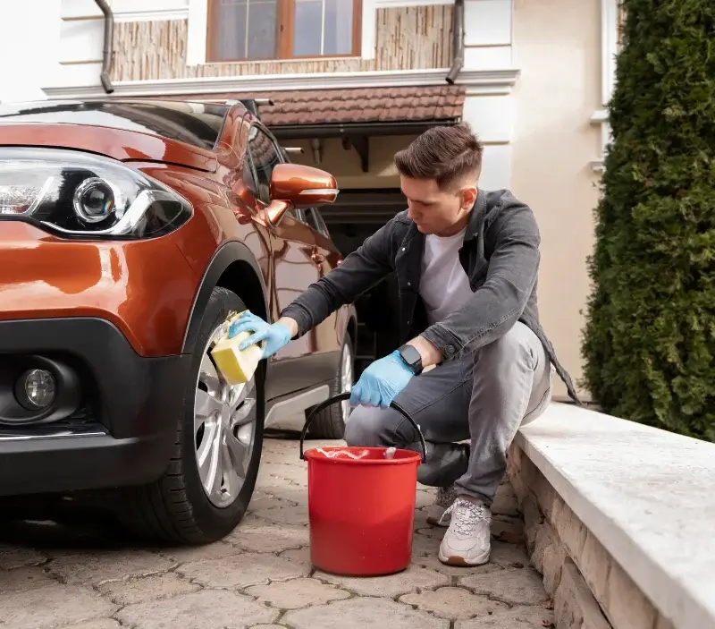 Lavage auto à domicile Rueil-la-Gadelière : professionnel intervenant sur un véhicule